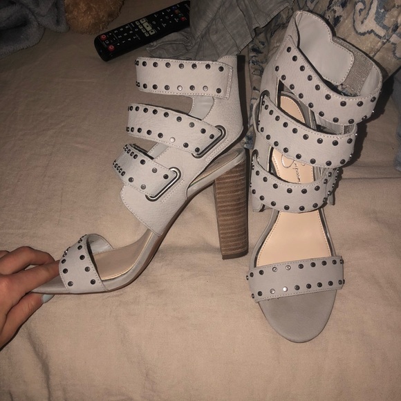 SUPER CUTE Jessica Simpson grey heels with studs - Picture 2 of 3